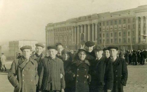 Студенты ЧММИ на параде 7 ноября 1948 г.