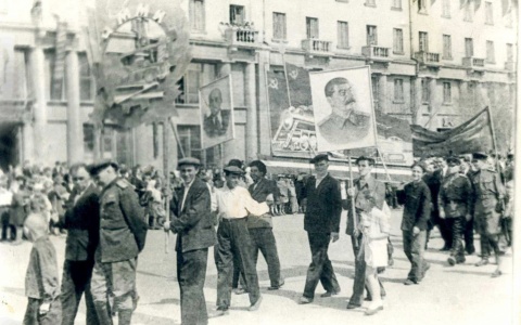 Преподаватели и студенты ЧПИ на Первомае, 1950-е гг.