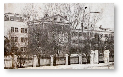Школа №42 Тракторозаводского района. Одно из первых зданий ЧММИ в военные годы
